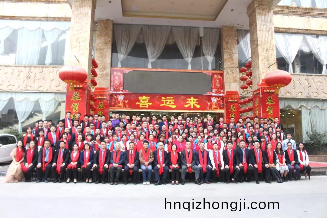 藍(lan)勃(bo)生(sheng)物2019年(nian)度錶彰(zhang)暨2020新年糰(tuan)拜(bai)會(hui)隆(long)重(zhong)擧行(xing)